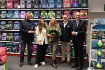 v.l.: Markus Stratmann, Zofia Stratmann, Monika Stratmann (alle Ranzenfee & Koffertroll), Tobias Ockenfels (Geschäftsführer bei der Goldkrone / ANWR Group) und Ralph Brinkhaus (Bundestagsabgeordneter)