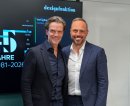 Michael Raberger (links), CEO von Ricoh Deutschland, und Samir Ayoub (rechts), CEO von designfunktion, bei der Eröffnung des neuen gemeinsamen Showrooms in München.