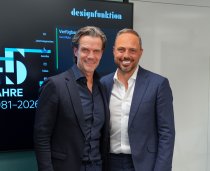 Michael Raberger (links), CEO von Ricoh Deutschland, und Samir Ayoub (rechts), CEO von designfunktion, bei der Eröffnung des neuen gemeinsamen Showrooms in München.