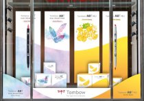 Farbstarker Hingucker – die Umsetzung des neuen Tombow Schaufensterkon-zepts bei Ortloff in Köln.