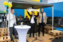 Danilo Frasiak, Mitglied des Vorstandes der Böttcher AG (links), Udo Böttcher (Mitte) übernimmt symbolisch von Silvio Kölling (Firma Bremer Leipzig GmbH) den Schlüssel für das neue Büro- und Logistik-Gebäude.  