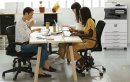 Der persönliche Kontakt zu Kolleginnen und Kollegen ist für viele Angestellte die Hauptmotivation für die Arbeit im Büro.