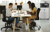 Der persönliche Kontakt zu Kolleginnen und Kollegen ist für viele Angestellte die Hauptmotivation für die Arbeit im Büro.
