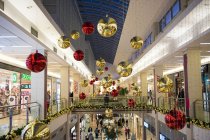Insbesondere der stationäre Bekleidungshandel, Parfümerien und der Handel mit Spielwaren leiden enorm unter den coronabedingt geringen Kundenfrequenzen.