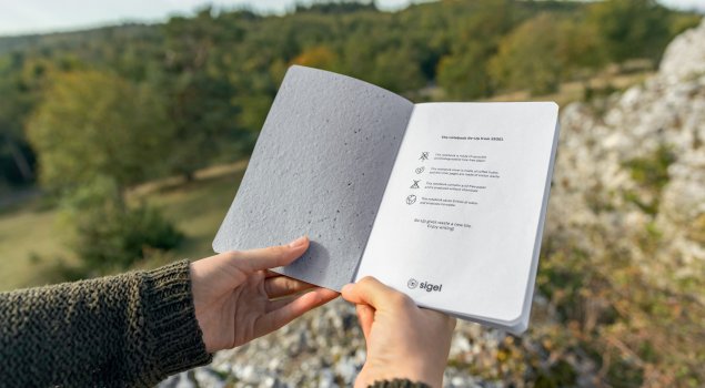 Die Seiten von Re-Up bestehen aus Abfällen der Baumwollproduktion.