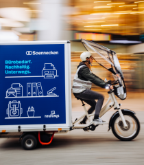 Bis zu 300 Pakete am Tag wurden in Spitzenzeiten per Lastenfahrrad mit Kölner Postleitzahl ausgeliefert. Die Pakete werden im Soennecken-Logistikzentrum bereitgestellt und von Newweys in seine Depots und Micro Hubs angeliefert. 