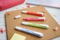 Mit dem „Stabilo swing cool Pastel“ gehen stylische Pastell-Highlights noch leichter von der Hand.