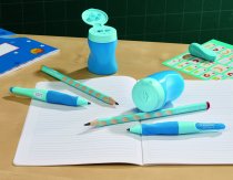 Der Dreikantbleistift Stabilo Easygraph wurde analog den Farben des Stabilo Easyergo 3.15. weiterentwickelt. Passend dazu gibt es den Easysharpener. 