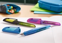 Mit dem Stabilo Easy Buddy können Kinder ihr Schriftbild und ihre Schreibgeschwindigkeit verbessern.