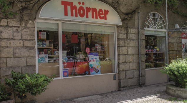 Das Ladengeschäft befindet sich in einem schönen über 100-jährigem Altbau zwischen Bayerischem Platz und Rathaus Schöneberg.