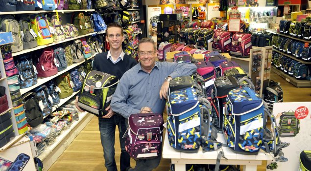 Mit „Tom‘s Tornister“ haben Thomas Ropertz (l.) und Christopher Viehausen einen Magneten für das PBS-Fachgeschäft geschaffen, der weit über Erkelenz hinaus bekannt ist.