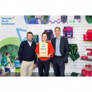 Pelikan Global Marketing Director Claudio Simon, die Produktverantwortliche Corinna Dobrott aus dem Herlitz Schulranzen Team sowie Pelikan Chief Operating Officer Jens Kollecker (v. l. n. r.) freuen sich über die Auszeichnung. 