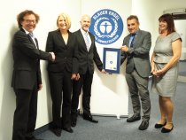 Urkundenübergabe in Berlin (v.l.): Dr. Hans-Hermann Eggers (Umweltbundesamt), Sabine Brooks und Daniel Mihorczuk (Edding), Henning Scholtz (RAL Institut) und Patricia Siebel von Edding.