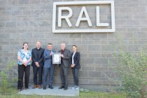 Urkundenübergabe durch die RAL gemeinützige GmbH in Bonn.
