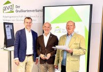 Werner Lippels (rechts) übergibt den AVG Vorsitz an Mathias Janssen (Mitte) und Matthias Hanfstingl.
