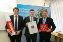 Bundesminister Andrä Rupprechter übergibt die Urkunde an Kores Österreich, Geschäftsführer Mag. Helmut Bruckner, Mag. Alexander Peschel (Verkaufsleiter).