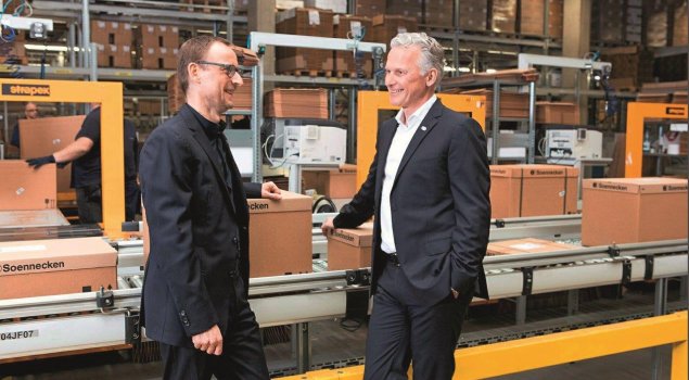 Dr. Benedikt Erdmann, Vorstandssprecher und Dr. Rainer Barth, Vorstand (von rechts), im Soennecken-Logistikzentrum Overath.