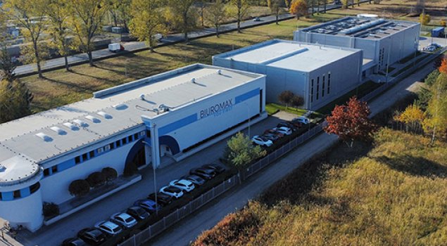 Der Biuromax-Unternehmenssitz befindet sich in der Nähe von Warschau. Die Region zählt zu den wichtigsten Logistikstandorten Polens und bietet kurze Wege zu Speditionen und Paketdiensten.