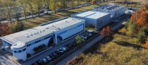 Der Biuromax-Unternehmenssitz befindet sich in der Nähe von Warschau. Die Region zählt zu den wichtigsten Logistikstandorten Polens und bietet kurze Wege zu Speditionen und Paketdiensten.