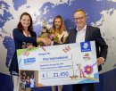 Scheckübergabe zwischen Staedtler und Plan International