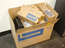 Karton mit verkaufsfertigen Tonerkartuschen