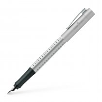 Der „Grip“-Füller ist mit einer robusten Edelstahlfeder ausgestattet, die butterweich schreibt und die Tinte sauber fließend aufs Papier bringt.