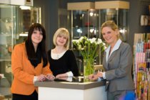Ein gutes Team: die beiden Mitarbeiterinnen Katy Langer und Luisa Rother mit Geschäftsführerin Anke Krause. (v.l.n.r.)
