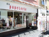 „die papeterie“ befindet sich in der Schiff­straße in Freiburgs Innenstadt. Von außen blickt man in das sympathische Ladeninterieur.