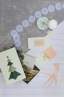 Weihnachten ganz sanft: Festliche Karten aus „Perle“ Papier in Pastell-tönen, ergänzt mit Stickern, Lasercuts und Stanzern von Artoz Papier.