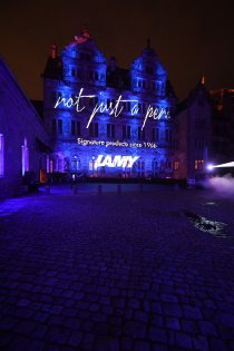 Mit einer spektakulären Lichtprojektion feierte das Unternehmen „50 Jahre Lamy Design“ mit rund 400 Gästen auf dem Heidelberger Schloss.