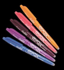 Den beliebten Tintenroller FriXion Ball 0.7 gibt es neu in fünf angesagten Trendfarben: Apricot, Koralle, Skyblue, Purple und Dunkelrot.