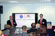 Die Schröder Systeme GmbH tritt als Sport-Sponsor in der Region auf – wie hier auf einem Sponsorentreffen (Alexander Schröder und Eik Waldmann, v.l.)