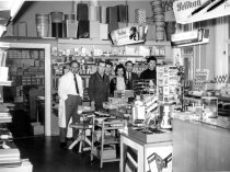 Bereits seit 1958 bietet das Ladengeschäft den Einkauf mit Selbstbedienung, obwohl dies damals noch nicht weit verbreitet war.