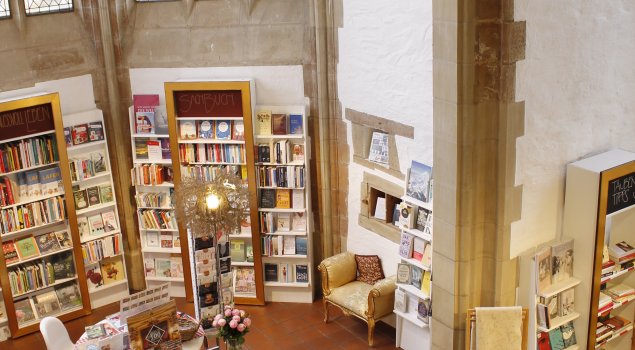Bücher in einer gotischen Kapelle – die Atmosphäre ist Teil des Erfolgskonzepts.