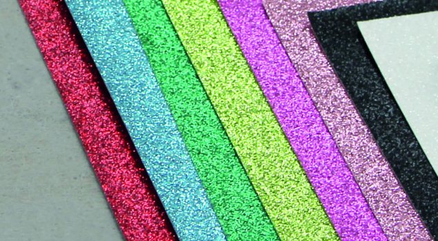 Die Glitterpapiere von Artoz sind in 16 verschiedenen Farben erhältlich.