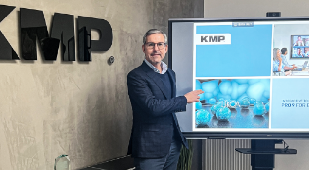KMP Vorstand Jan-Michael Sieg präsentiert die neue Pro 9 Serie der interaktiven Ijkoa Touchscreens mit Whiteboardfunktionen.