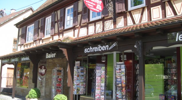 Am Rathausplatz 30 in Talheim gelegen, präsentiert sich schon der Eingangsbereich von Baier schreiben – lesen – schenken sehr ansprechend.
