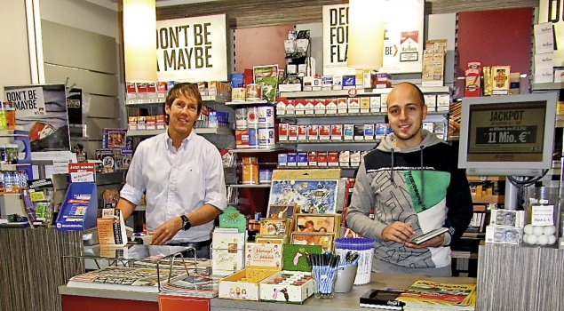 Sven Großkinsky (l.) bietet seinen Kunden eine Mischung aus Waren und Service.
