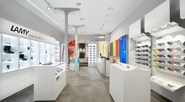 Im Februar 2016 eröffnete Lamy seinen ersten deutschen Flagship-Store am Unternehmensstandort Heidelberg. Mittlerweile betreibt die Marke damit mehr als 160 eigene Stores weltweit, weitere sind in Planung.