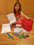 Luna T., Gewinnerin der Altersklasse 6 bis 7 Jahre, freut sich über ihr Kreativpaket.