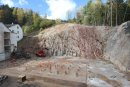 Schneider: 100 Sprengungen waren nötig. Über 1.000 LKW-Ladungen Steine wurden abtransportiert, um Platz zu schaffen.
