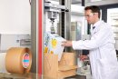 Das neue papierbasierte Klebeband Tesa 51345 verstärkt kritische Belastungsbereiche von Kartons und Verpackungen, z.B. Seitenloch-, Klappen- oder Tragegriffe.