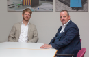 Karl-Christian Dormann (l.), Geschäftsführer von Veloflex, begrüßt den neuen Vertriebsleiter Thorsten Klein. Klein hat die Position zum 1. September 2026 übernommen.