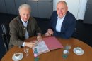  Die Tinte ist trocken: (v.l.) Hassia Senior-Chef Günter Hinkel und Brother-Geschäftsführer Matthias Kohlstrung unterzeichnen den Vertrag.