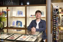 Christian Plotzki ist Einzelhändler mit Leib und Seele. Seine Wurzeln liegen im Schreibwaren-Handel, heute managt er in Regensburg mit seinem Concept Store Gumprecht mit Leidenschaft eine einmalige Warenvielfalt, die auf kleinster Fläche inszeniert wird.