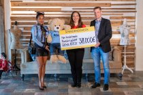 Sophea Böttcher, Bärenbotschafter „Hope“, Edith Seifert, verantwortlich für das Fundraising und Stephan Engels, Projektleitung während der Spendenscheck-Übergabe
