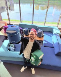 Geschäftsführer Gianluca Siciliano präsentiert die neuen InnovaBaQSchulranzenmodelle – entwickelt im Bags Innovation Hub in Mannheim.