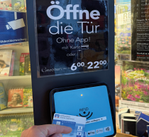 Mit Bankkarte oder Smartphone öffnet sich die Tür zum autonomen Verkaufsbereich. Das hybride Smart-Store-Konzept von Andreas Gerblinger verbindet persönliche Beratung während der Servicezeiten mit einem digitalen Einkaufserlebnis von 6 bis 22 Uhr.