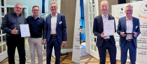 Tesa gewinn in der Kategorie B2B: Siegfried Laborge und Andreas Soick (beide Tesa, v.l.) mit Volker Jungeblut /  Maped gewinnt in der Kategorie B2C: Rolf Bonsack (l.), Helit Geschäftsführer, nimmt den Preis entgegen.