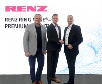 Ralf Niehaus (r.) und Michael Schubert, Geschäftsführer der Firmen HAN und Renz,  begrüßen Michael Leiss (Mitte), Head of European Key Account Management bei der Firma HSM.